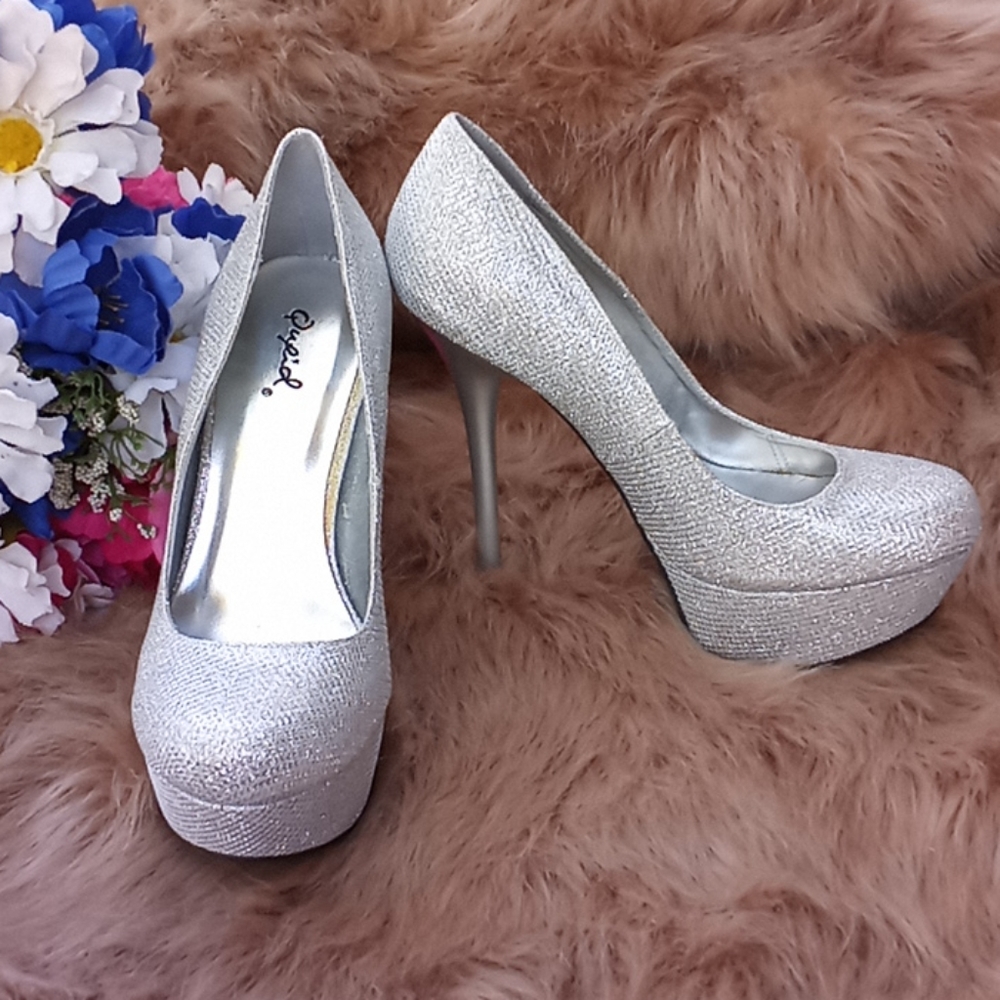 NWOT "Quipid" silver high heel stiletto